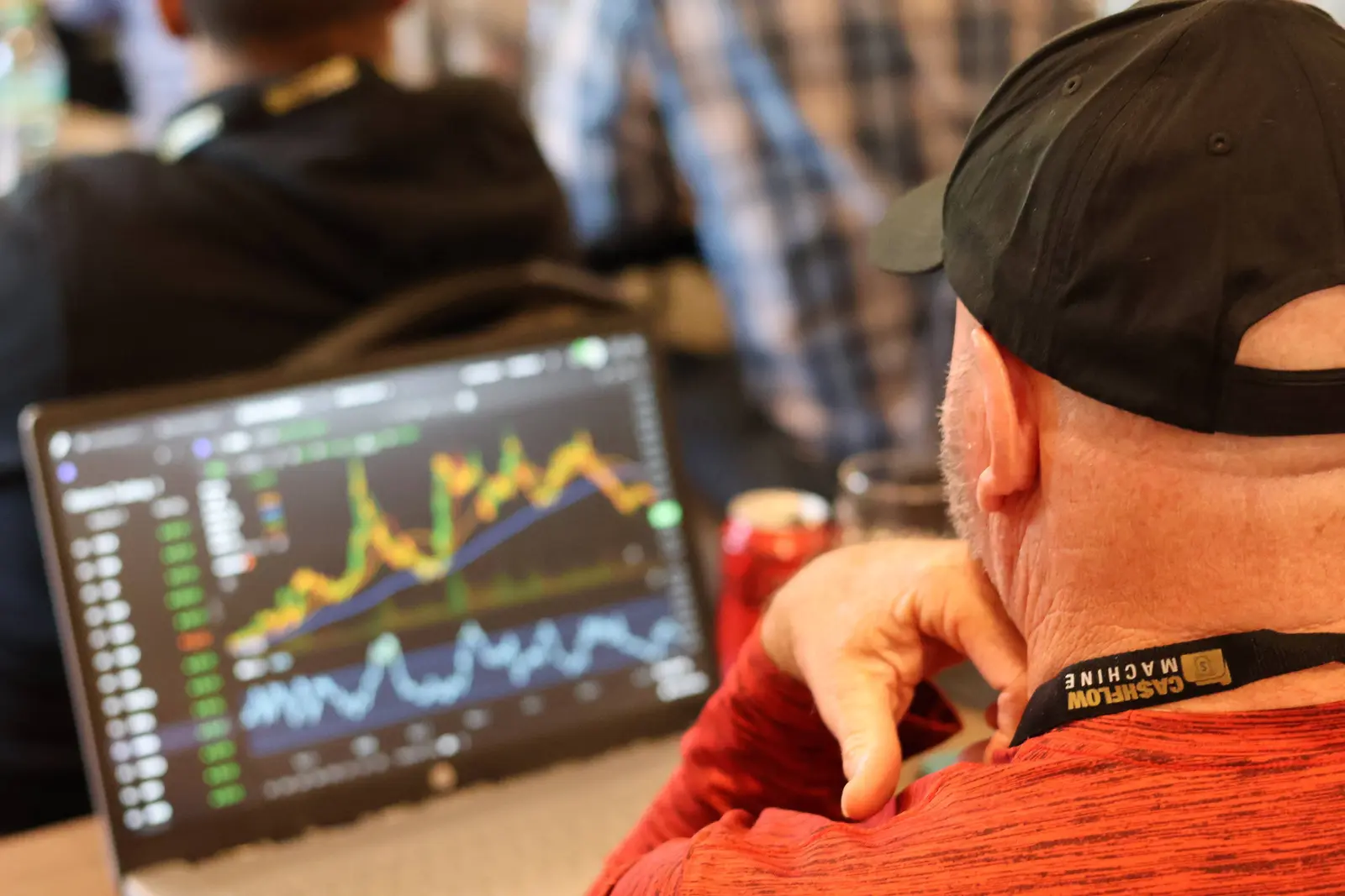 An attendee applying the strategy on a laptop chart during the Phoenix event
